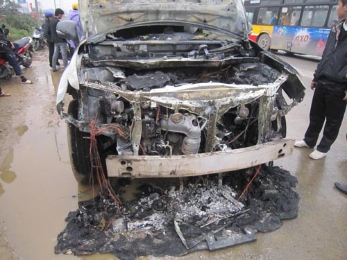 Chùm ảnh Cháy xế hộp Lexus 350 đối diện bến xe Yên Nghĩa